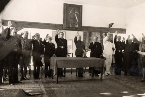SALUDOS FASCISTAS  EN LA INAUGURACIÓN DEL ALBERGUE