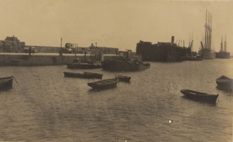 BARCOS EN EL MUELLE GRANDE