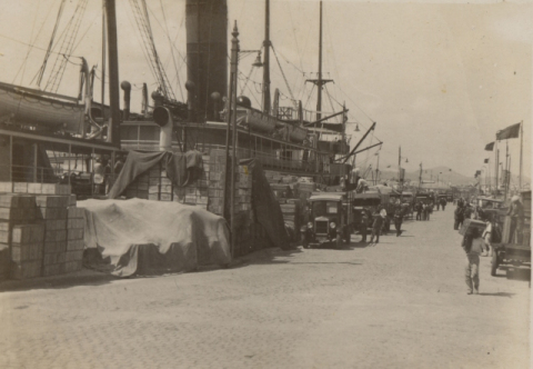 BARCOS Y COCHES EN EL MUELLE GRANDE