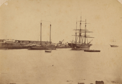 BARCOS Y MUELLE EN EL PUERTO