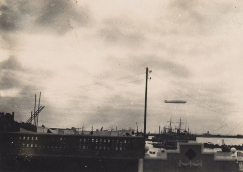 EL ZEPPELIN SOBRE EL PUERTO