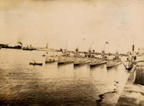 FLOTILLA DE SUBMARINOS DE LA 2ª REPÚBLICA EN EL MUELLE DE SANTA CATALINA
