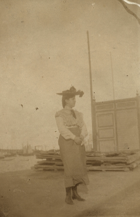 LA SEÑORA EN EL PUERTO