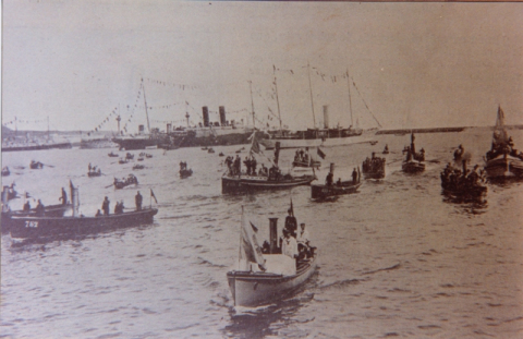 LLEGADA DE ALFONSO XIII, COMITIVA DE BARCOS