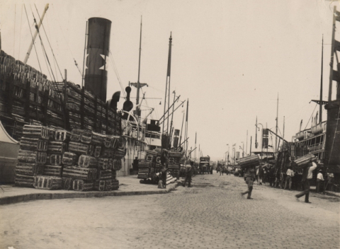 MUELLE SANTA CATALINA, BARCOS Y HUACALES DE PLÁTANOS