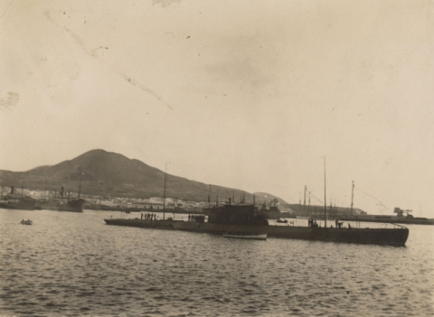 SUBMARINOS EN EL PUERTO