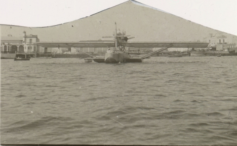 EL HIDROAVIÓN EN LA BAHÍA DE LA LUZ