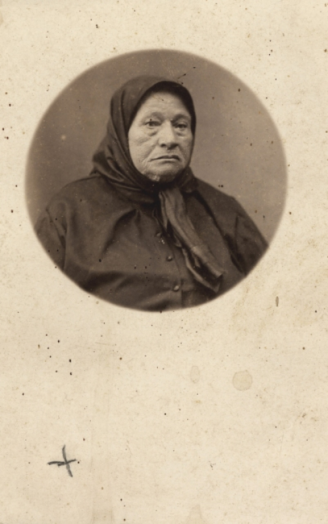 ABUELA CON PAÑUELO