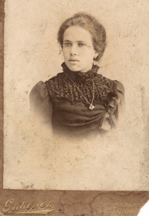 RETRATO DE SEÑORA (VISTA DE BUSTO)