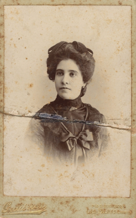 RETRATO DE SEÑORITA (VISTA DE BUSTO)