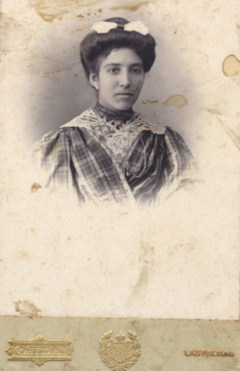 RETRATO DE SEÑORITA CON LAZO EN EL PELO