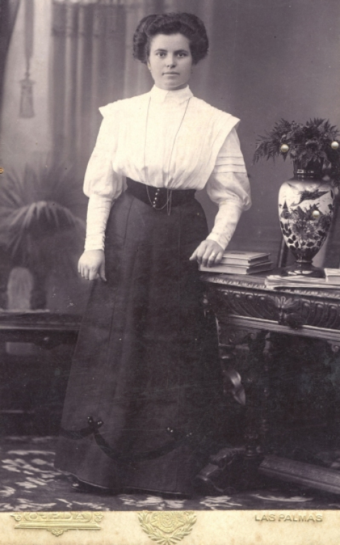 RETRATO DE SEÑORITA DE PIE