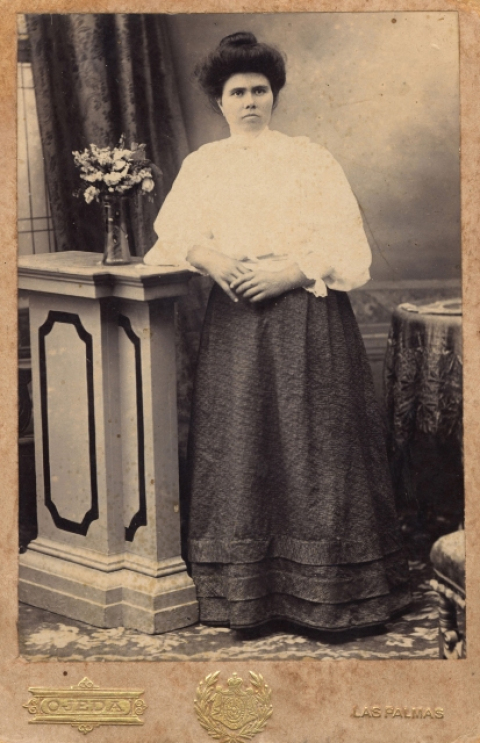 SEÑORA EN  PIE