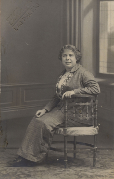 SEÑORA SENTADA