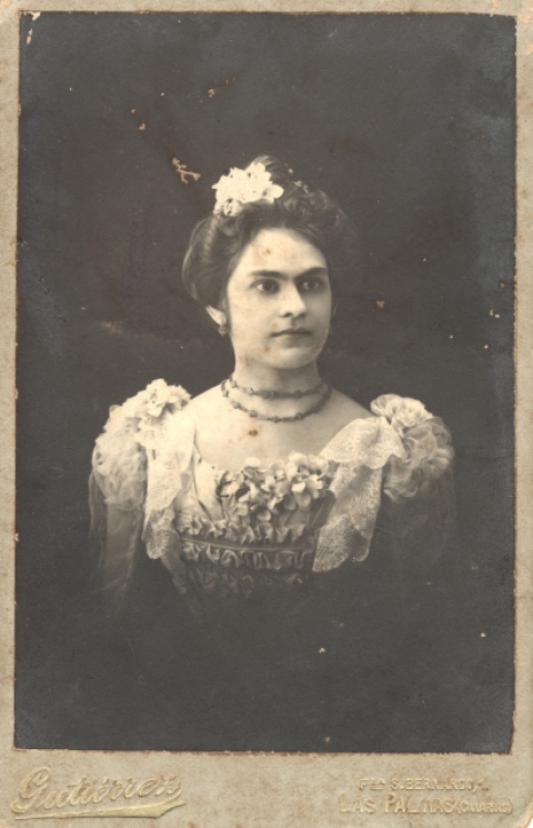 SEÑORITA CON FLOR EN EL MOÑO
