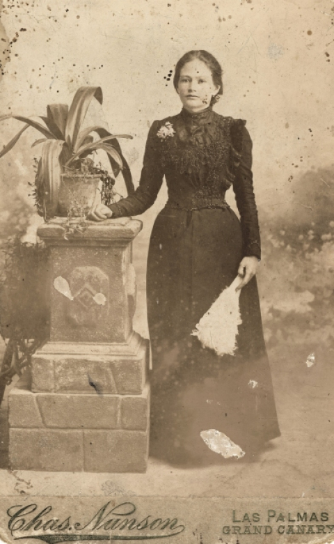 SEÑORITA DE PIE JUNTO A COLUMNA