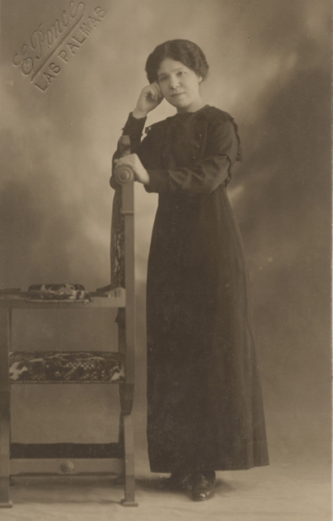 SEÑORITA DE PIE