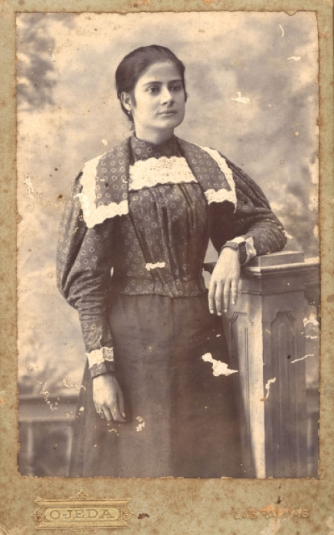 SEÑORITA DE PIE