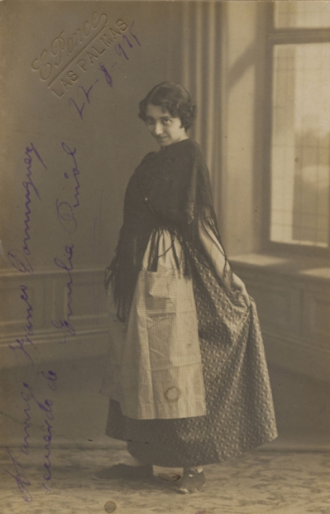 SEÑORITA VESTIDA DE CAMPESINA