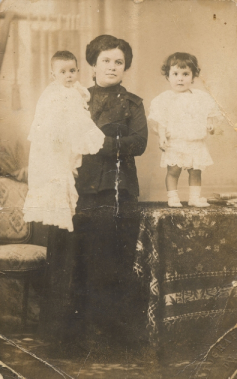 FOTO DE SEÑORA CON DOS NIÑAS