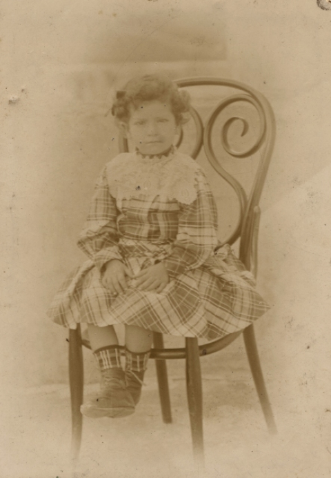 LA NIÑA DE LA SILLA