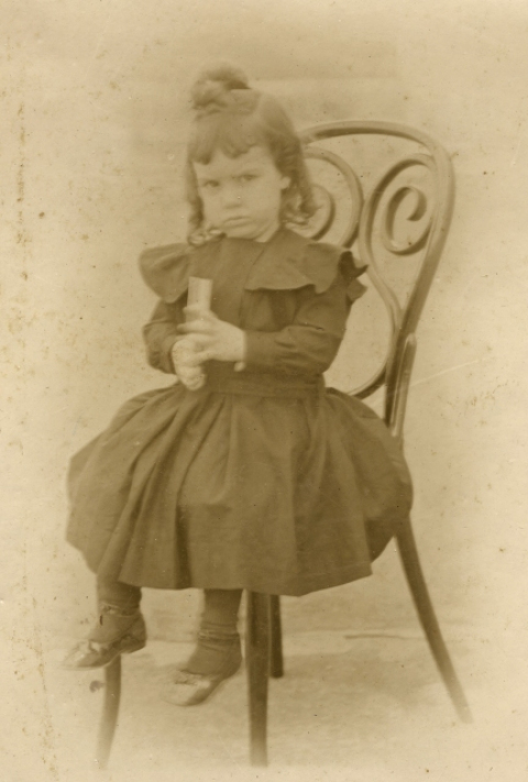 LA NIÑA DEL LUTO