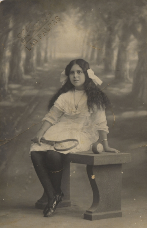 LOLITA CON RAQUETA Y PELOTA