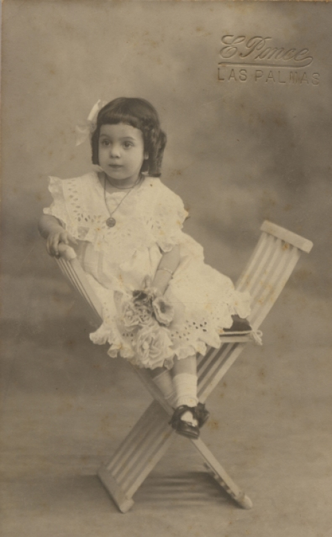 NIÑA SENTADA EN UNA SILLA JABUGA