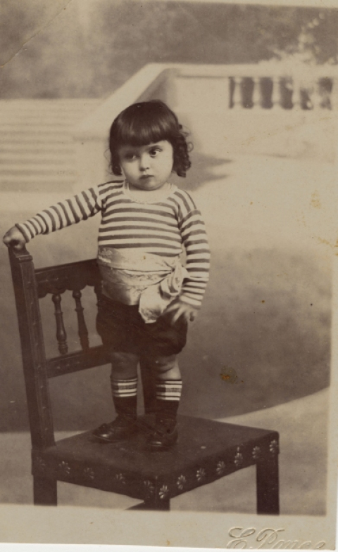 NIÑA SOBRE SILLA