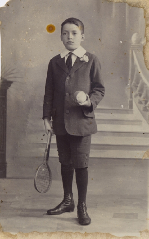 NIÑO CON RAQUETA Y PELOTA