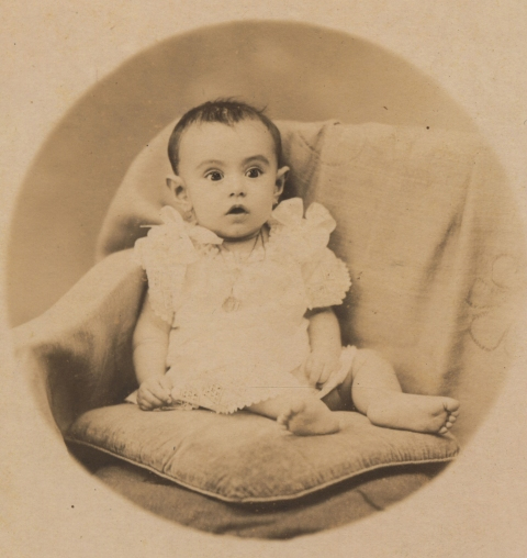 NIÑO SOBRE UN COJÍN