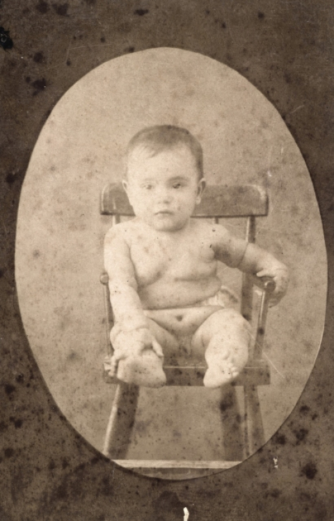 RETRATO DE BEBE SOBRE SILLA