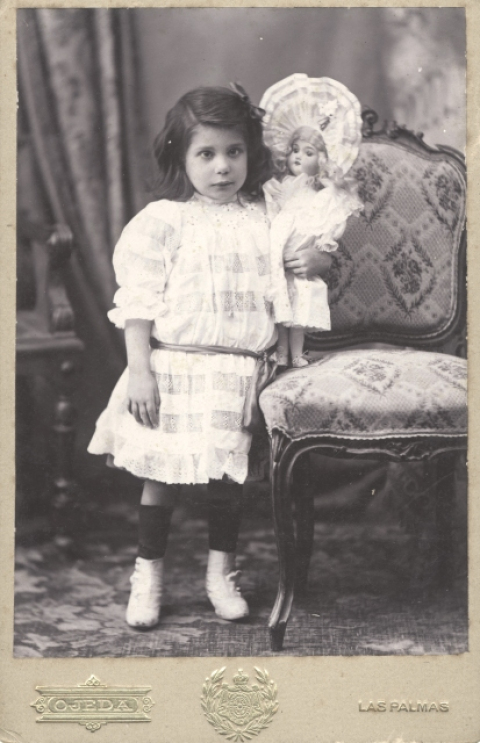 RETRATO DE NIÑA CON MUÑECA