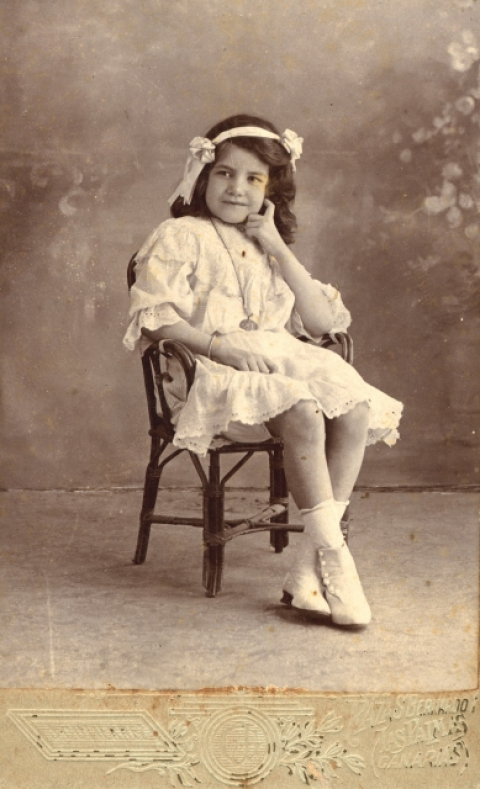 RETRATO DE NIÑA SENTADA EN SILLA
