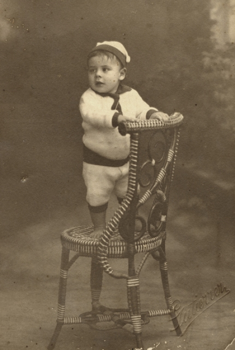 RETRATO DE NIÑO DE MARINERO, SOBRE SILLA