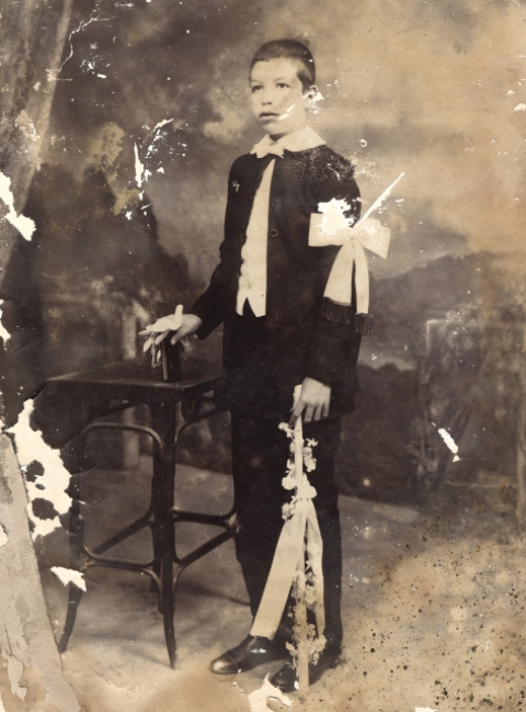 RETRATO DE NIÑO DE PIE, DE PRIMERA COMUNION