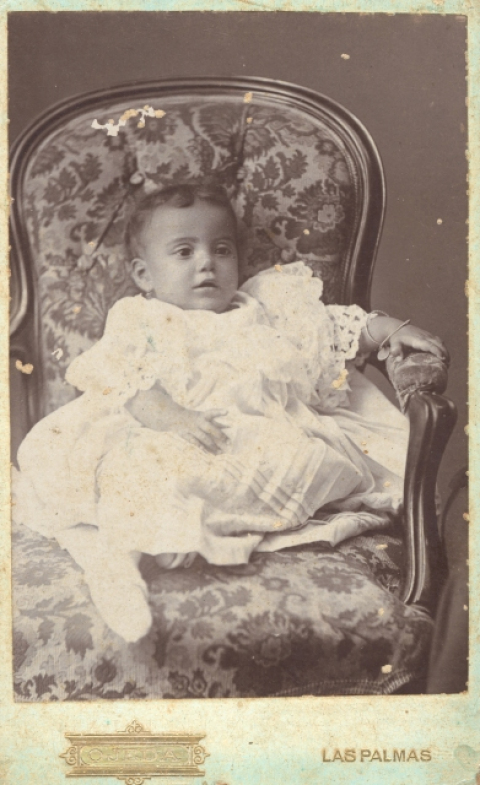 RETRATO DE SEÑORITA SENTADA EN SILLON