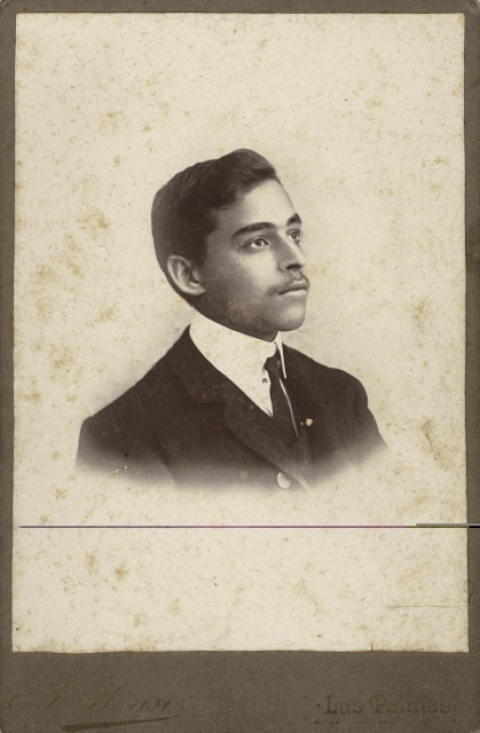 JOVEN CON BIGOTE