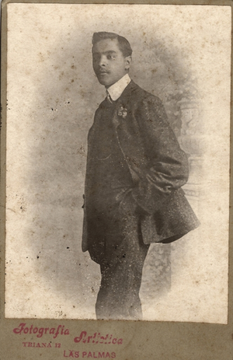 JOVEN DE PIE