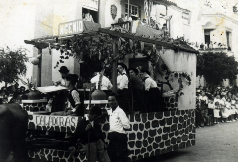 ROMERÍA DEL PINO. CARROZA DE CALADORAS DE INGENIO