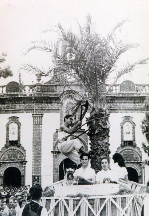 ROMERÍA DEL PINO. CARROZA DE LOS COROS Y DANZAS DE INGENIO