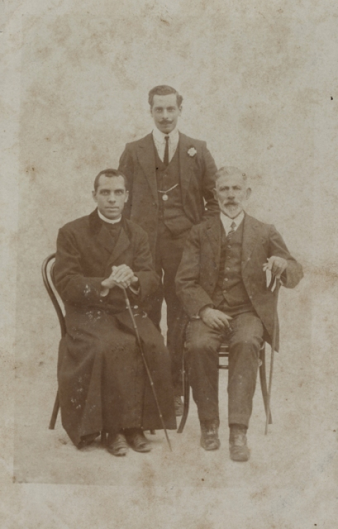 EL SACERDOTE Y LOS AMIGOS