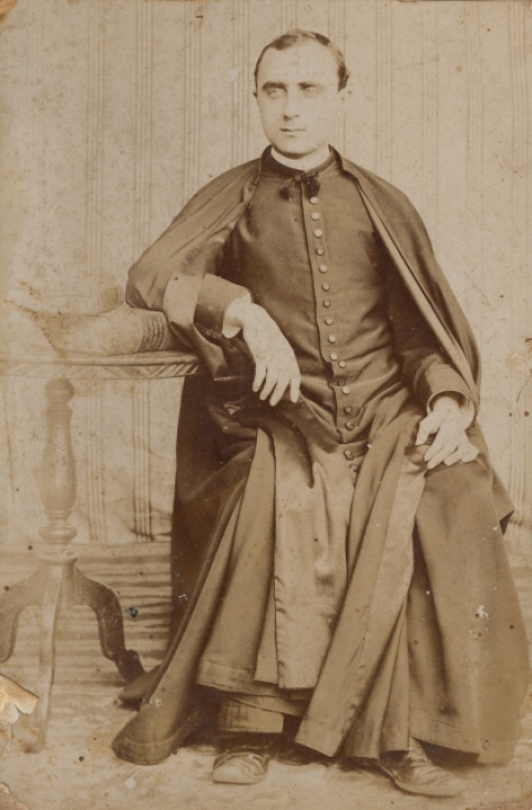 JOVEN SACERDOTE