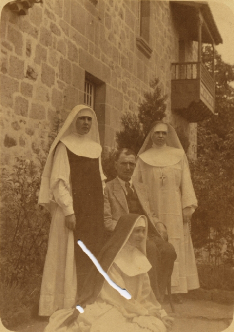 LAS BEATAS  Y EL CABALLERO