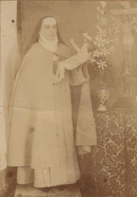 MONJA CON NIÑO JESÚS