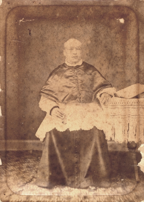 RETRATO DE OBISPO SENTADO