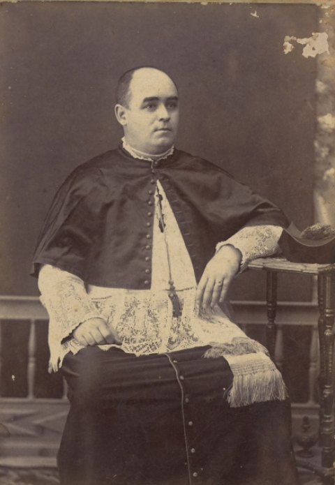 SACERDOTE DE MEDIANA EDAD