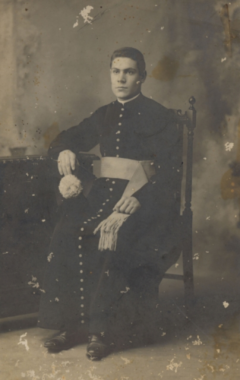 SACERDOTE SENTADO EN SILLA