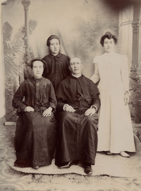 TRES SEÑORAS Y UN CURA