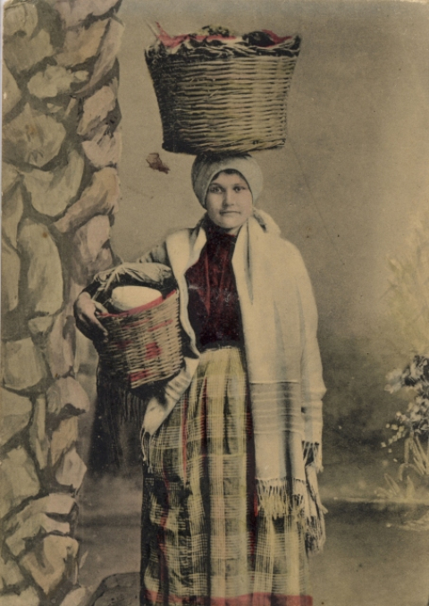 CAMPESINA CON VESTIMENTA POPULAR. VENDEDORA DE QUESOS